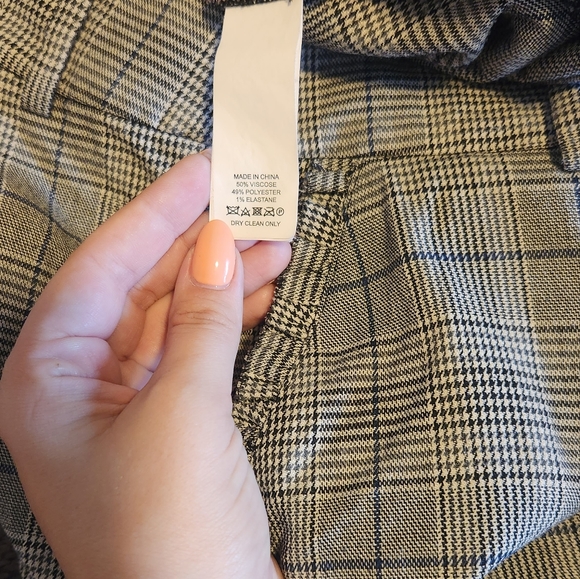 Kate Spade trousers in a US 4. Pink lining, front and back pockets. - Picture 3 of 4